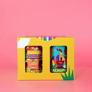 Mixblik gele Cadeaudoos, roze achtergrond. Promo foto