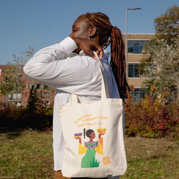 Mixblik Tote Bag goodie, buiten. Vrouwelijk model.